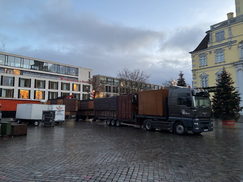 Stadt Oldenburg Der Aufbau des Lamberti-Marktes auf dem Schloßplatz am 17. November 2025. Foto: Stadt Oldenburg