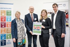 Dr. Doris Witteler-Stiepelmann (links) und Dr. Stefan Wilhelmy (rechts) überreichen die Anerkennungsurkunde an Frank Hinrichs (Mitte links) und Ann-Kathrin Bromund (Mitte rechts) von der Stadt Oldenburg. Foto: Martin Magunia