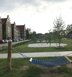 Hängematte auf dem Spielplatz.  Foto: Stadt Oldenburg