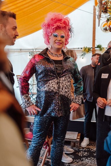 Eine Dragqueen besucht die Veranstaltung. Foto: Florian Skupin