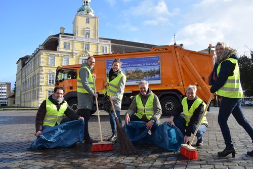 Bereit für den Frühjahrsputz (von links): Volker Schneider-Kühn (Abfallwirtschaftsbetrieb), Olaf Meenen (LzO), Katja Jungjohann (NWZ), Jörg Geerdes (AWB), Harald Götting (Bürgervereine) und Melanie Först (LzO) werben für „Oldenburg räumt auf!“ Foto: Stadt Oldenburg