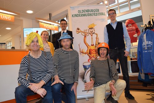 Foto: Stadt Oldenburg Läuteten den Vorverkaufsstart für das Kindermusikfestival ein: (vorne, von links) die „Blindfische“ Andi Steil, Roland Buchholz und Rolf Weinert sowie (hinten, von links) Stefanie Kiesow (EWE Stiftung), Martin Heuermann (OLB Stiftung) und Holger Denckmann (Musikschule). Foto: Stadt Oldenburg