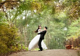 Hochzeitspaar im Wald. Foto: Vu Toan/Pixabay