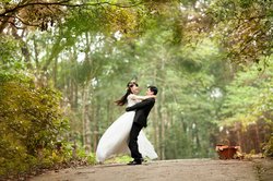 Hochzeitspaar im Wald. Foto: Vu Toan/Pixabay