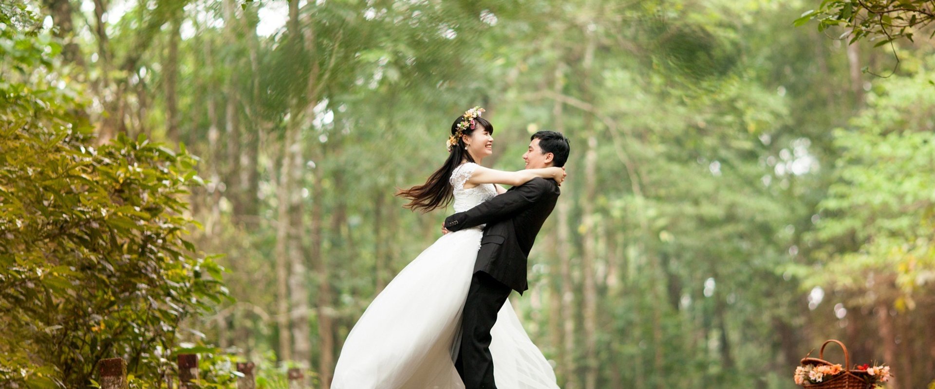 Hochzeitspaar im Wald. Foto: Vu Toan/Pixabay