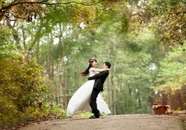 Hochzeitspaar im Wald. Foto: Vu Toan/Pixabay