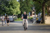 Oberbürgermeister Jürgen Krogmann fährt Fahrrad in der Innenstadt. Foto: Assanimoghaddam/Mittwollen