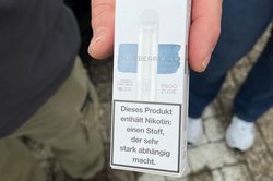 Trotz Verbot nach Jugendschutzgesetz: Vape mit Nikotin an 16-jährigen Testkäufer verkauft. Foto: Stadt Oldenburg