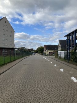Mehr Platz für Fußgängerinnen und Fußgänger: Neue Trennelemente sichern an der Kampstraße den erweiterten Gehweg. Foto: Stadt Oldenburg