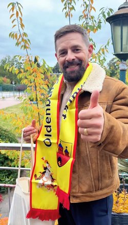 Klaas Heufer-Umlauf freute sich unter anderem über einen Schal in den Oldenburger Stadt-Farben, der für den Kramermarkt wirbt. Foto: Stadt Oldenburg