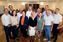 Oberbürgermeister Jürgen Krogmann (hinten, Mitte) freut sich gemeinsam mit den Mitgliedern der Fachkräfte-Initiative Oldenburg, der Moderatorin sowie Expertinnen und Experten über viele Teilnehmende. Foto: Hauke-Christian Dittrich