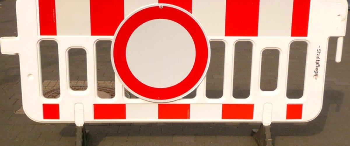 Straßensperre-Schild. Foto: Gabi Schönemann/Pixelio