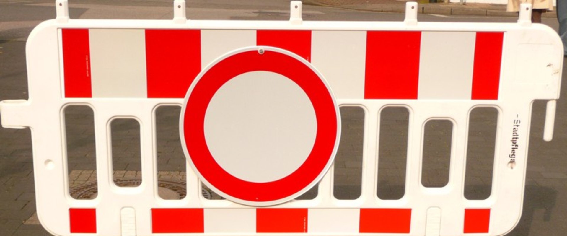 Straßensperre-Schild. Foto: Gabi Schönemann/Pixelio