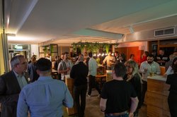 Die rund fünfzig Teilnehmenden beim Netzwerken im Anschluss an die Präsentationen. Foto: Sascha Stüber Die rund fünfzig Teilnehmenden beim Netzwerken im Anschluss an die Präsentationen. Foto: Sascha Stüber