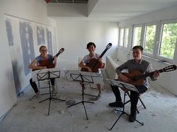 Inka, Aiko und Fynn beim musikalischen Videodreh zu „Gitarren auf der Baustelle“ der künftigen neuen Musikschule. Foto: Stadt Oldenburg