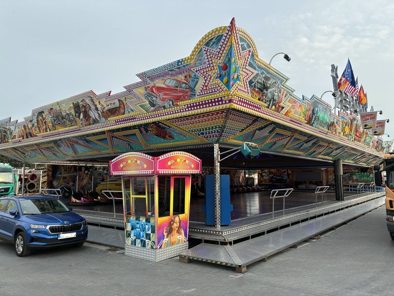 Der Autoscooter „BEE-BOP-Drive“ beim Aufbau am 28. September 2026. Foto: Stadt Oldenburg