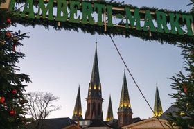 Lamberti-Markt-Schriftzug mit beleuchteter Lambertikirche. Foto: Sascha Stüber