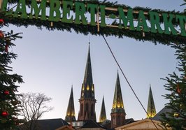 Lamberti-Markt-Schriftzug mit beleuchteter Lambertikirche. Foto: Sascha Stüber
