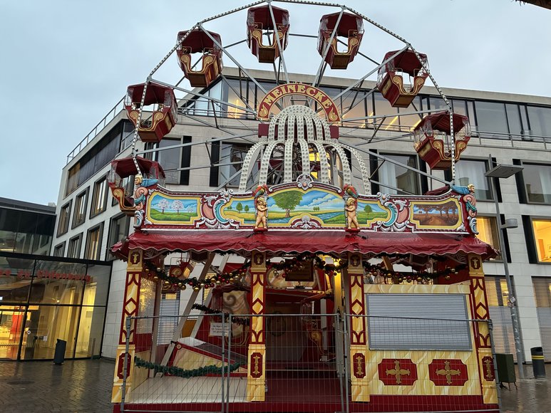 Stadt Oldenburg Das Riesenrad beim Aufbau auf dem Lamberti-Markt am 19. November 2025. Foto: Stadt Oldenburg