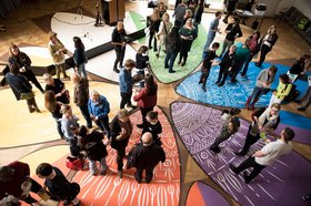 Ein farbiges Mandala auf dem Boden des großen Veranstaltungssaals markierte die verschiedenen Kunstsparten. Foto: Stadt Oldenburg