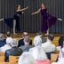 Vorschau: Zwei Tänzerinnen auf der Bühne. Foto: Sascha Stüber