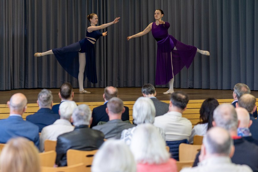 Zwei Tänzerinnen auf der Bühne. Foto: Sascha Stüber