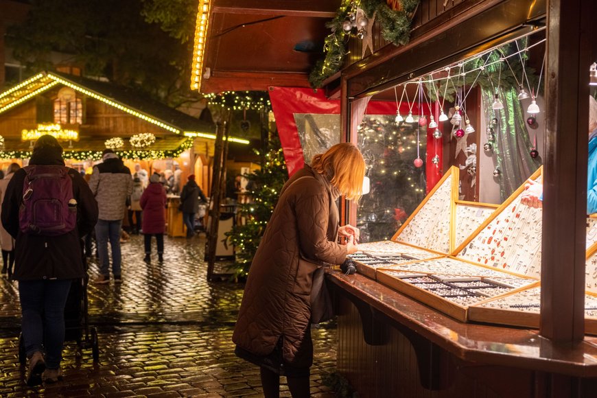 Ein Schmuckstand auf dem Lamberti-Markt 2022. Foto: Sascha Stüber