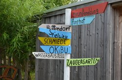 Wegweiser auf dem Abenteuerspielplatz. Foto: Stadt Oldenburg