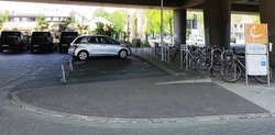 Anlehnbügel mit abgestellten Fahrrädern an einer Carsharing-Station mit parkenden Autos und Stationsschild von cambio. Foto: Stadt Oldenburg