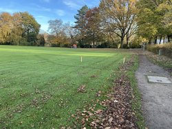 Blick auf den Baubereich auf der Dobbenwiese: Die Pflöcke für den Bau der Regenwasser-Sedimentationsanlage sind bereits gesetzt. Foto: Stadt Oldenburg Blick auf den Baubereich auf der Dobbenwiese: Die Pflöcke für den Bau der Regenwasser-Sedimentationsanlage sind bereits gesetzt. Foto: Stadt Oldenburg