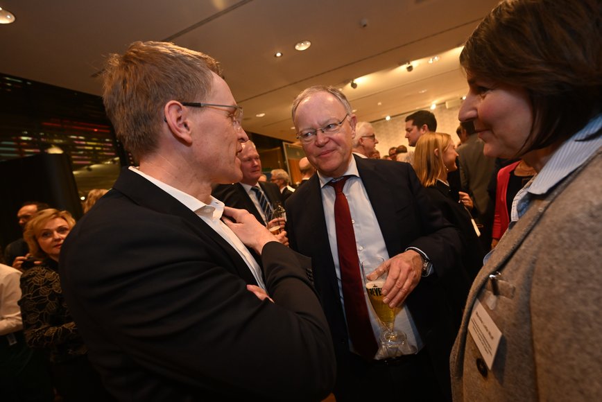 Daniel Günther und Stephan Weil unterhalten sich mit anwesenden Gästen. Foto: Torsten von Reeken
