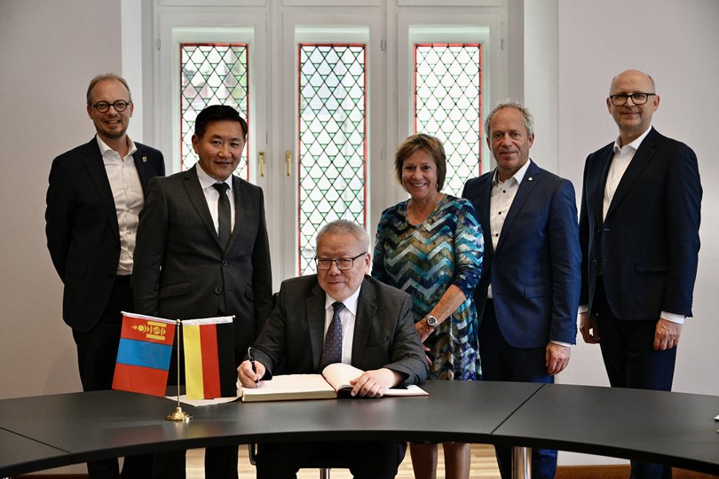 Mandakhbileg Birvaa, Botschafter der Mongolei in Deutschland, trug sich im Beisein von Matthias Hunecke (von links), Ochirbat Gochoodorj, Christine Wolff, Ralph Wilken und Frank Hinrichs ins Goldene Buch der Stadt Oldenburg ein. Foto: Sascha Stüber