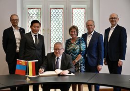 Mandakhbileg Birvaa, Botschafter der Mongolei in Deutschland, trug sich im Beisein von Matthias Hunecke (von links), Ochirbat Gochoodorj, Christine Wolff, Ralph Wilken und Frank Hinrichs ins Goldene Buch der Stadt Oldenburg ein. Foto: Sascha Stüber