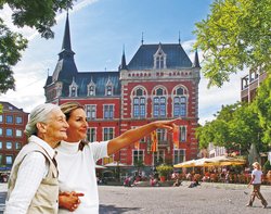 Junge und ältere Frau vorm Rathaus Foto: Helmut Domsky