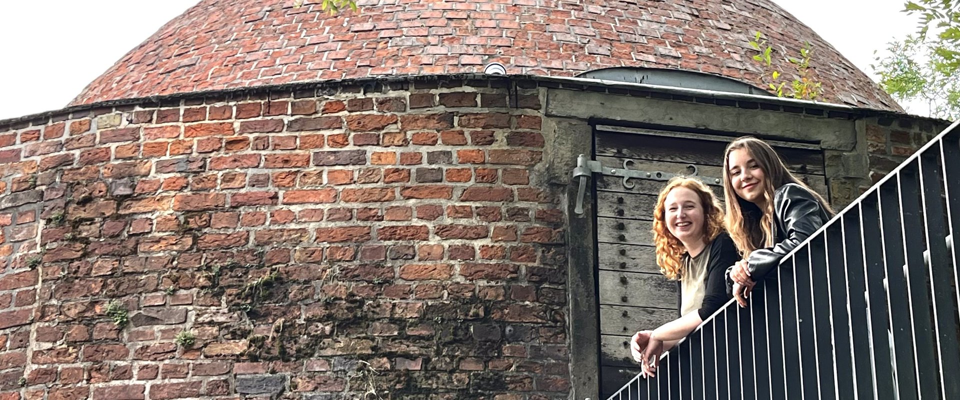 Zwei Personen vor dem Pulverturm. Foto: OTM