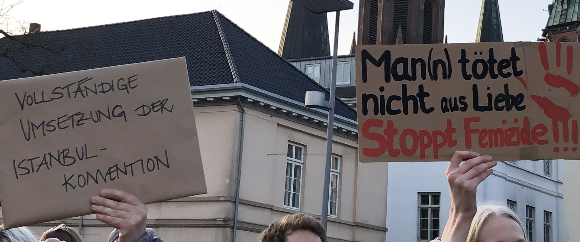 Zwei Schilder auf einer Demo: „Vollständige Umsetzung der Istanbul-Konvention“ und „Man(n) tötet nicht aus Liebe. Stoppt Femizide!“. Foto: Mira Ibanek
