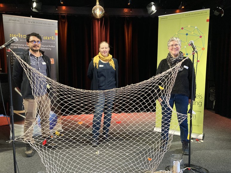 Das Team der Kulturellen Bildung und Teilhabe auf der Bühne des Wilhelm 13 (von links): Ilker BEsken (BFD Kultur), Vivien Ritter und Christiane Maaß. Foto: Stadt Oldenburg