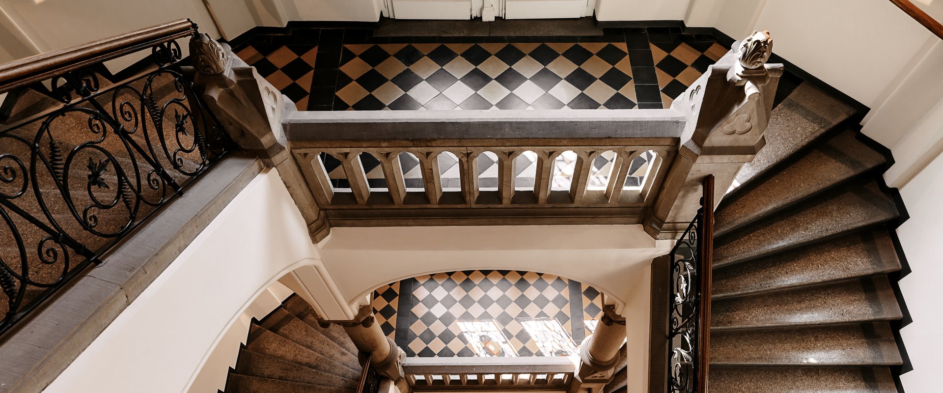 Treppenhaus im Alten Rathaus. Bild: Mittwollen und Gradetchliev