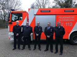 Schulterschluss (von links): Jens Spekker (Amtsleiter Feuerwehr Oldenburg), Mark Genschick (Ortsbrandmeister FF Haarentor), Jan Stäbe (stellvertretender Ortsbrandmeister FF Ohmstede), Andre Post (Ortsbrandmeister FF Ohmstede) und Bernhard Möller (Stadtbrandmeister).  Foto: Feuerwehr Oldenburg