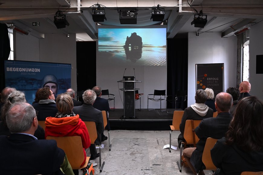 Publikum schaut Film mit Island-Impressionen. Foto: Jörg Hemmen
