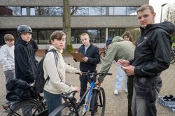 Edgar Knapp (blaue Mütze) vom RUZ und Schüler der IGS Kreyenbrück überprüfen ein Fahrrad auf Mängel. Foto: Sascha Stüber Edgar Knapp (blaue Mütze) vom RUZ und Schüler der IGS Kreyenbrück überprüfen ein Fahrrad auf Mängel. Foto: Sascha Stüber