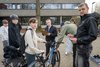 Edgar Knapp (blaue Mütze) vom RUZ und Schüler der IGS Kreyenbrück überprüfen ein Fahrrad auf Mängel. Foto: Sascha Stüber