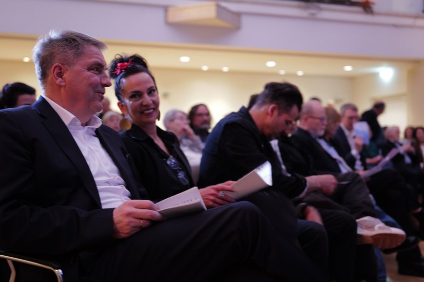 Oberbürgermeister Jürgen Krogmann mit der Preisträgerin Güner Yasemin Balcı . Foto: Jörg Hemmen