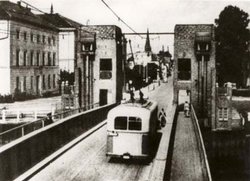 Trollibus auf der Cäcilienbrücke. Quelle: Stadtmuseum