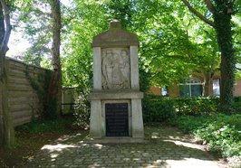 Das Kriegerdenkmal an der Bloherfelder Straße/Ecke Schramperweg in Oldenburg wird derzeit wegen beschädigten Mauerwerks saniert. Foto: Stadt Oldenburg