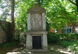 Das Kriegerdenkmal an der Bloherfelder Straße/Ecke Schramperweg in Oldenburg wird derzeit wegen beschädigten Mauerwerks saniert. Foto: Stadt Oldenburg