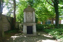 Das Kriegerdenkmal an der Bloherfelder Straße/Ecke Schramperweg in Oldenburg wird derzeit wegen beschädigten Mauerwerks saniert. Foto: Stadt Oldenburg