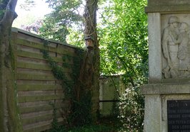 Das Kriegerdenkmal an der Bloherfelder Straße/Ecke Schramperweg in Oldenburg wird derzeit wegen beschädigten Mauerwerks saniert. Foto: Stadt Oldenburg