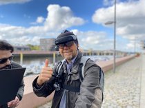 Städtischer Mitarbeiter mit Prototyp eines Smarthelms. Foto: RYTLE