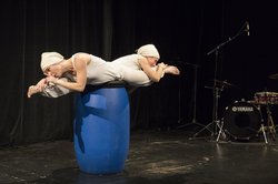 Die Akrobatinnen von tonneCtion in Aktion. Liesa Flemming